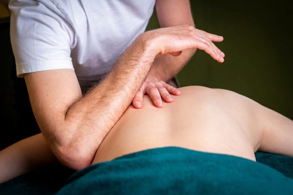 Mains de Guillaume pendant un massage